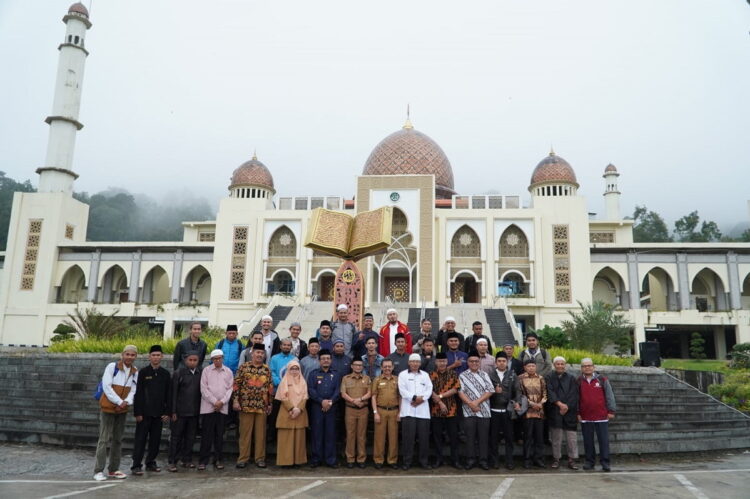 FOTO BERSAMA—Imam Masjid se-Padang Panjang  foto bersama sebelum mengikuti kegiatan orientasi di Kota Pekanbaru, Provinsi Riau.