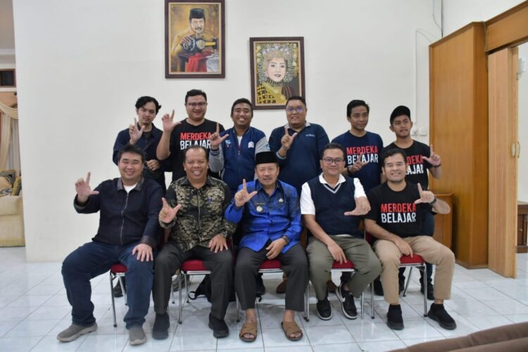 DIALOG— Direktur Guru Pendidikan Menengah dan Pendidikan Khusus Kemendikbud Ristek, Asga Putra Alveri berdialog khusus dengan Bupati Agam, Dr H Andri Warman, di Mess Pemkab Agam Belakang Balok, Sabtu (7/10) malam.