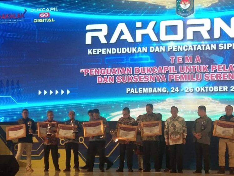 Inovasi Peluk Tanda Diri, Antarkan Disdukcapil Tanah Datar Raih Penghargaan 1 INOVASI DISDUKCAPIL— Dinas Dukcapil Tanahdatar menerima penghargaan Dukcapil Prima Award Tahun 2023 kategori Kabupaten/Kota dengan jumlah penduduk kecil.