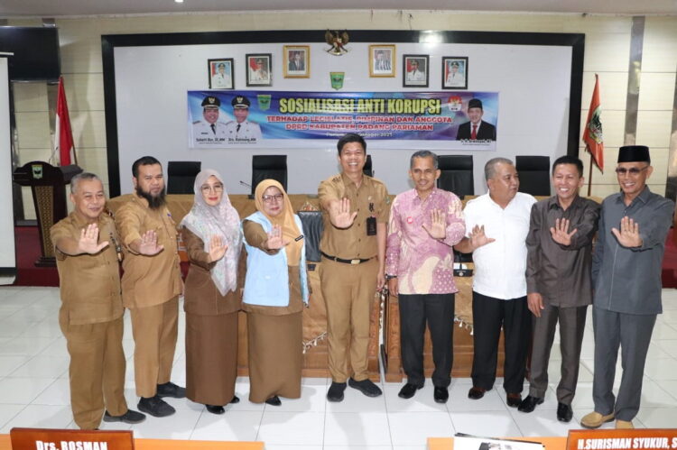 SOSIALISASI—Wakil Ketua DPRD Rusdiyanto, Inspektur Hendra Aswara beserta Anggoat DPRD pada acara sosialisasi  anti korupsi bagi legislatif, pimpinan dan anggota DPRD Kabupaten Padangpariaman di  aula gedung DPRD.