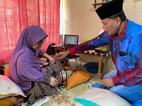 KAKI DIPASANG BESI— Mantan Bupati Limapuluh Kota Irfendi Arbi saksikan penderitaan Dina yang kakinya harus dipasang besi.