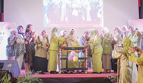 POTONG KUE ULANG TAHUN— Dewan Penasehat dan Pengurus FKIKSP melakukan pemotongan kue HUT ke-23 FKIKSP pada acara puncak BUT FKIKSP yng digelar di GSG PT Semen Padang, Kamis (19/10).