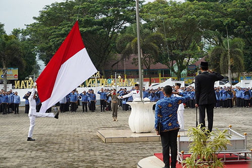 Peringati Hari Sumpah Pemuda, Momen Bangkitkan Semangat Kolaborasi 1 PENGIBARAN BENDERA— Wakil Bupati H. Yulian Efi sebagai inspektur upacara saat memimpin acara penaikan bendera merah puitih saat peringatan Hari Sumpah Pemuda, Senin (30/10).