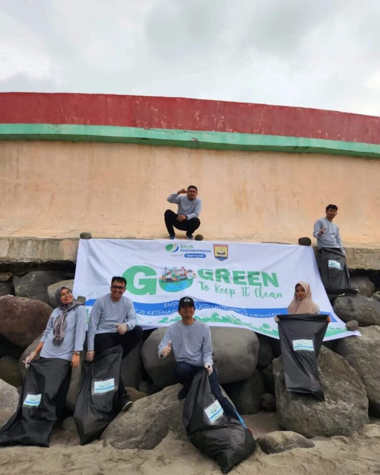 Jaga Kebersihan, BPJS Gelar Aksi Bersih Pantai Gandoriah 1 BERSIHKAN PANTAI— BPJS Ketenagakerjaan Kantor Cabang Padangpariaman melakukan aksi bersih di Pantai Gandoriah.