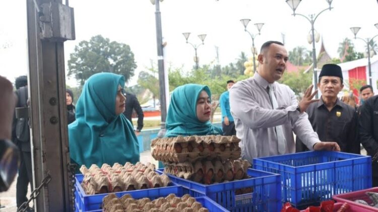 DIALOG—Bupati Sijunjujng Benny saat dialog dengan salah seorag pedagang di pasar murah yang digelar beberapa hari lalu.