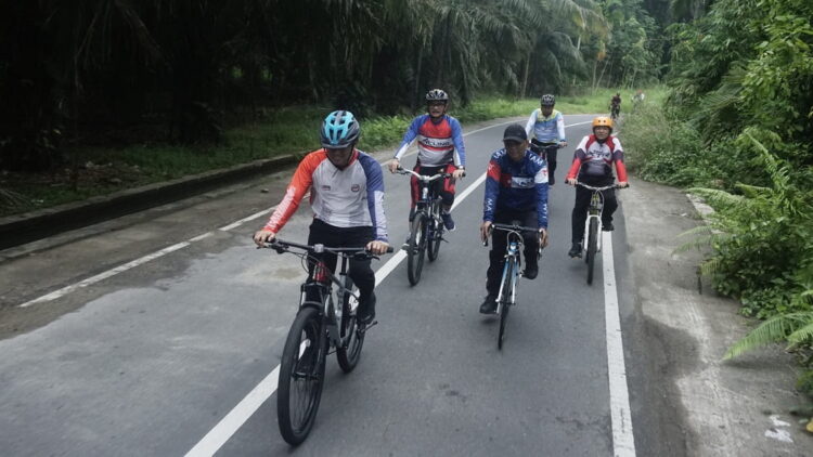 GOWES BERSAMA—Gowes bersama BPK RI Perwakilan Sumbar itu diikuti Sekretaris Daerah Pasbar Hendra Putra, para Staf Ahli, Asisten, Kepala OPD, Kabag serta Kabid di lingkup Pemda Pasbar.