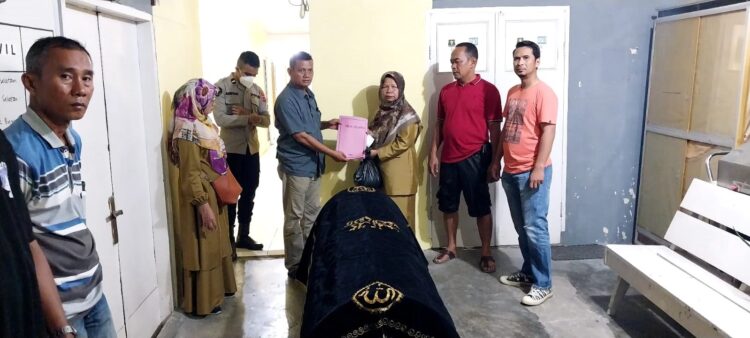 SERAHKAN JENAZAH—
Polisi menyerahkan jenazah mahasiswi yang ditemukan tewas terapung di bawah jembatan dekat Mako Brimob Padang Sarai kepada keluarga.