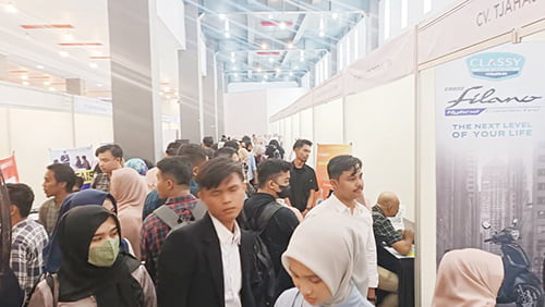 Hari Terakhir, 5.700 Pencaker Padati Job Fair Hybrid 1 PADATI ARENA JOB FAIR— Ribuan para pencaker memadati arena Job Fair Hybrid di gedung Bagindo Aziz Chan Youth Center di hari terakhir pelaksanaannya, Kamis (26/10) sore,