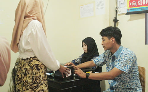 PEREKAMAN DATA— Petugas Disdukcapil Kota Padang melakukan perekaman data biometrik e-KTP untuk pemohon baru, kemarin. Hingga Oktober 2023, Disdukcapil sudah menyalurkan 53.238 KTP untuk para pemohon.