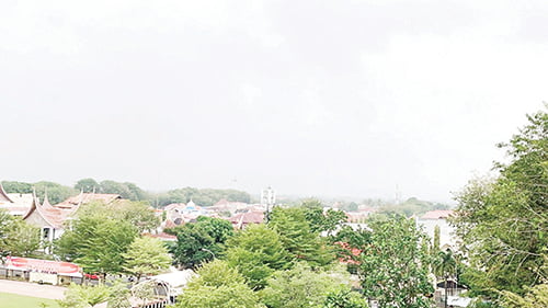 DITUTUPI KABUT— Langit Kota Padang masih tertutup kabut asap hingga kemarin. Gubernur Sumbar Mahyeldi menyebut kabut asap merupakan kiriman dari tetangga dan masih berada di ambang batas.
