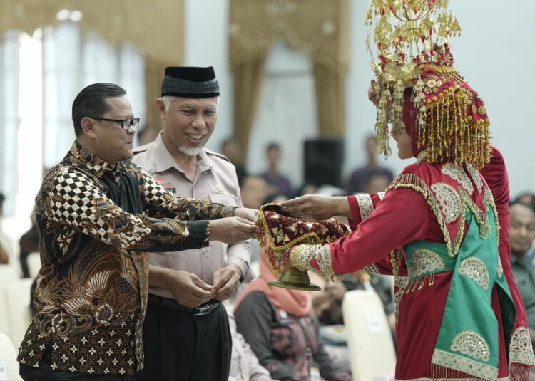 ROADSHOW BUS KPK— Gubernur Sumbar, Mahyeldi Ansharullah dan Bupati serta Wali Kota se-Sumbar bersama Pimpinan KPK saat menghadiri pembukaan kegiatan Roadshow Bus KPK di Auditorium Gubernuran, Kamis (12/10).