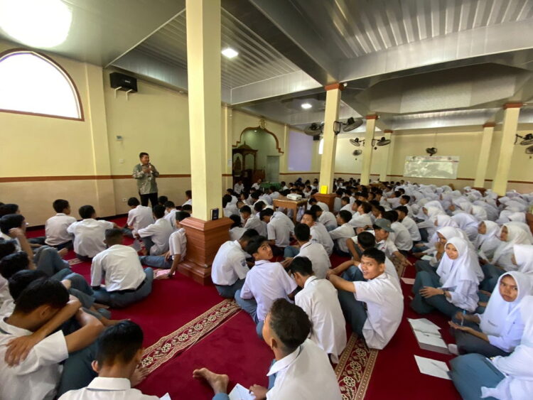 Sasar Pemilih Pemula, KPU Kota Payakumbuh Turun ke Sekolah 1 SOSIALISASI—KPU Kota Payakumbuh melakukan sosialisasi kepada pemilih pemula di SMAN 4 Payakumbuh, Senin (2/10).