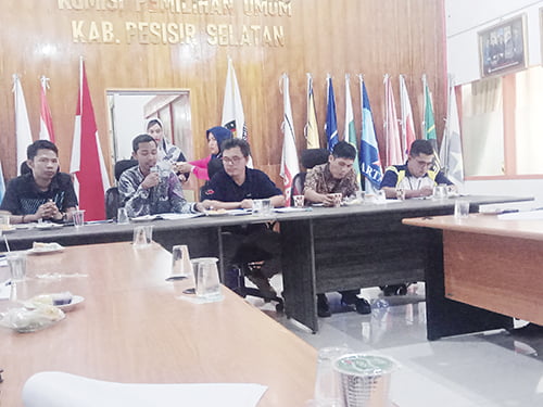 KPU Diminta Tegas Tentukan Titik Pemasangan APK 1 RAPAT KOORDINASI— KPU Pessel menggelar rapat bersama pihak terkait dalam penentuan pemasangan APK Pemilu, Jumat (27/10) di aula rapat Kantor KPU Pesisir Selatan.