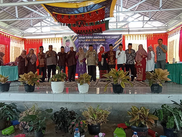 FOTO BERSAMA—Kepala Kantor Kemenag Tanahdatar foto bersama di MTsN 1 saat acara pisah sambut.