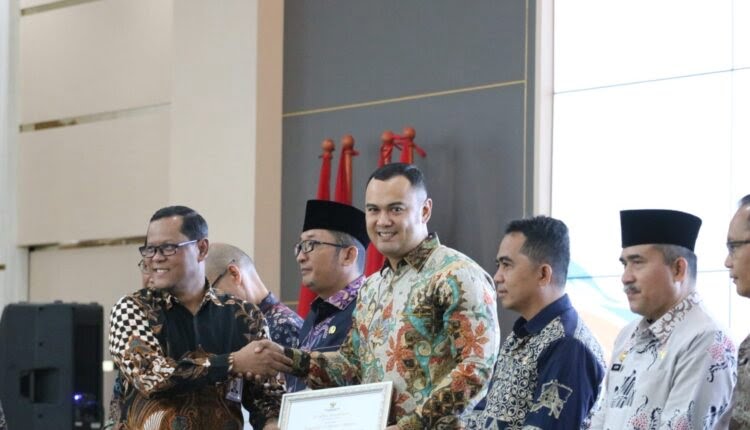 Kabupaten Sijunjung Toreh Prestasi, Raih Penghargaan Peningkatan MCP Tahun 2022 dari KPKRI 1 SERAHKAN PENGHARGAAN— Deputi Pendidikan dan Peran Serta Masyarakat, Komisi Pemberantasan Korupsi Republik Indonesia, Dr. Ir. Wawan Wardiana M.T serahkan langsung penghargaan kepada Bupati Sijunjung Benny Dwifa Yuswir ketika menghadiri pembukaan roadshow bus KPK.