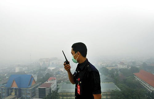 Kabut Asap dan Cuaca Panas Menyerang, Waspada Gangguan Kesehatan Bagi Kelompok Rentan 1 KABUT ASAP— Kabut asap tebal menyelimuti Kota Bukittinggi hingga menyebabkan terbatasnya jarak pandang. Selain itu, juga akan berdampak terhadap kesehatan terutama bagi anak-anak yang beraktifitas di luar rumah.
