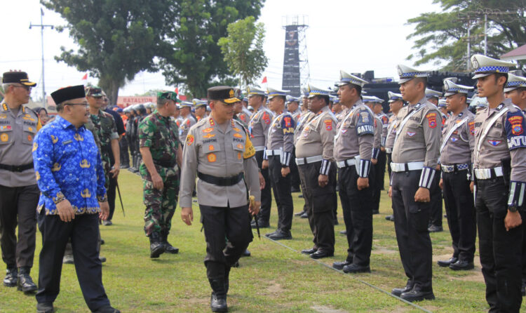 CEK KESIAPAN— Kapolda Sumbar Irjen Pol Suharyono bersama Forkopimda mengecek kesiapan personel yang dilibatkan dalam Operasi Mantap Brata Singgalang untuk mengamankan Pemilu 2024.