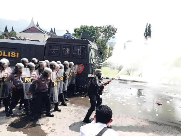 SIMULASI— Personel Polres Pasaman saat menggelar simulasi pengaman Pemilu 2024 yang dipusatkan di kantor Bupati Pasaman di Lubuk Sikaping, Kamis (12/10).