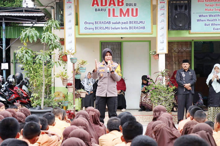 Antisipasi Terjadi Aksi Bullying di Kalangan Pelajar, Kapolresta Sosialisasikan Kampanye Anti Bullying di SMP N 1 Bukittinggi 1 SOSIALISASI— Kapolresta Bukittinggi, Kombes Pol Yessi Kurniati, memberikan sosialisasi kampanye anti bullying kepada siswa-siswa di SMP Negeri 1 Bukittinggi, Kamis (26/10).