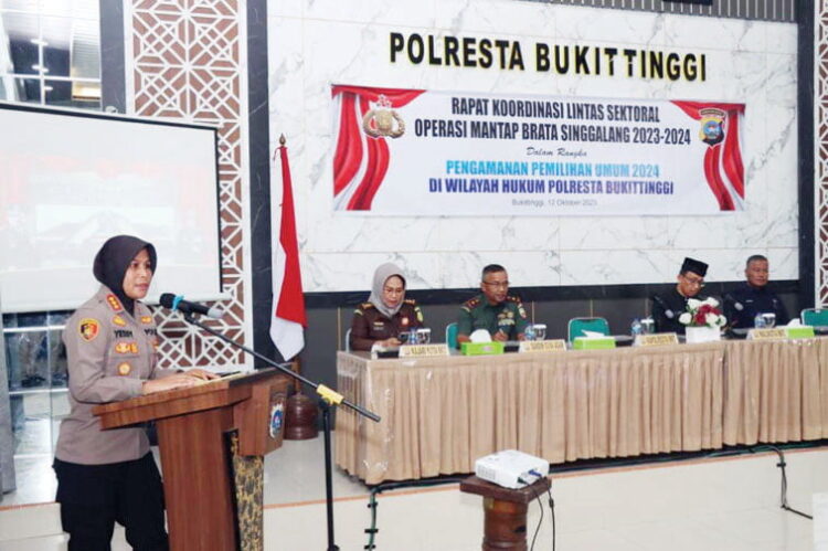 Rakor Lintas Sektoral Ops Mantap Brata Singgalang, Kombes Pol Yessi: Keamanan Pemilu Tanggung Jawab Bersama 1 RAPAT KOORDINASI— Kapolresta Bukittinggi Kombes Pol Yessi Kurniati saat memberikan sambutan dalam rapat koordinasi lintas sektoral persiapan Ops Mantap Brata Singgalang 2023-2024, Kamis (12/10).