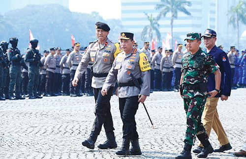 CEK KESIAPAN— Kapolri Jenderal Listyo Sigit Prabowo melakukan pengecekan kesiapan personel dalam apel gelar pasukan Operasi Mantap Brata 2023-2024 di Lapangan Silang Monas, Jakarta Pusat, Selasa (17/10).