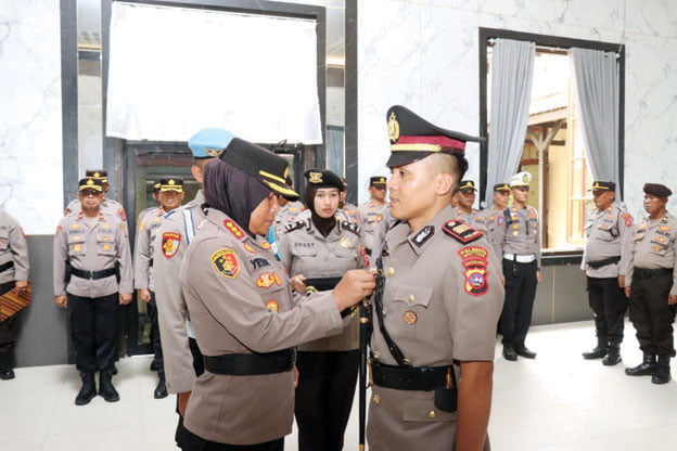 PENYERAHAN JABATAN— Kasat Reskrim Polresta Bukittinggi AKP Fetrizal resmi dimutasi menjadi Pama Polda Jawa Barat. Upacara penyerahan jabatan digelar di Mapolresta Bukittinggi, Sabtu (14/10).