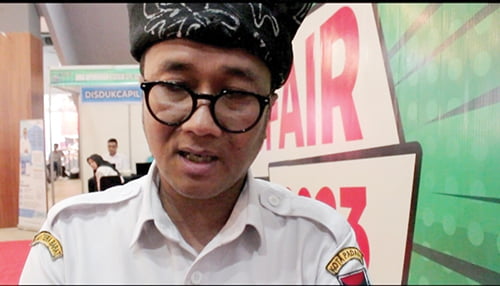 Pasca Dugaan Pelecehan Seksual di SD Baiturrahmah, Pelaku masih Berkeliaran, Wali Murid Ingin Pindahkan Anak, Yovi Krislova: Murid Trauma, tapi Oknum Petinggi Yayasan sudah Mengundurkan Diri 1 KETERANGAN— Kepala Dinas Pendidikan dan Kebudayaan Kota Padang, Yopi Krislova, saat diwawancarai wartawan terkait oknum petinggi yayasan SD Baiturrahmah yang menjadi terduga pelaku pelecehan seksual terhadap murid sekolah tersebut, Rabu (25/10).