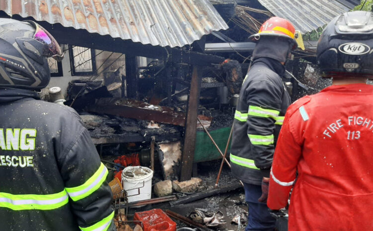 KEBAKARAN— Petugas Damkar memadamkan api yang membakar empat bangunan di Jalan Banuaran, Kecamatan Lubeg.