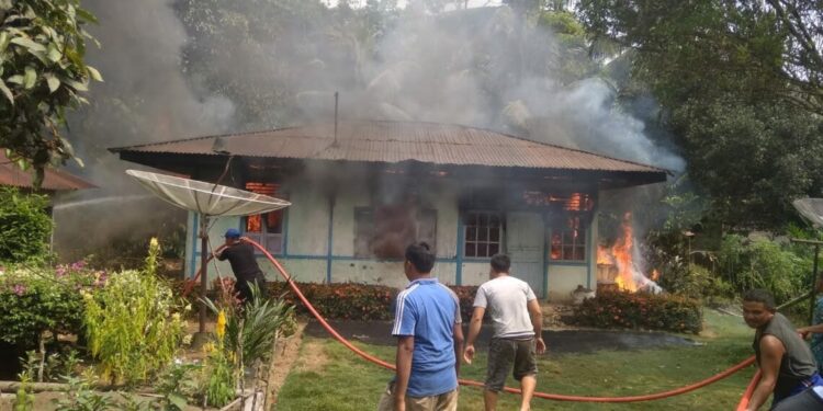 PEMADAMAN— Warga dan petugas berusaha memadampan api yang menjilati tiap sudut rumah salah seorang warga di  Jorong Lubuk Betung, Nagari Lubuk Malako, Kecamatan Sangir Jujuan, Kamis (5/10) sekitar pukul 10.10 WIB.
