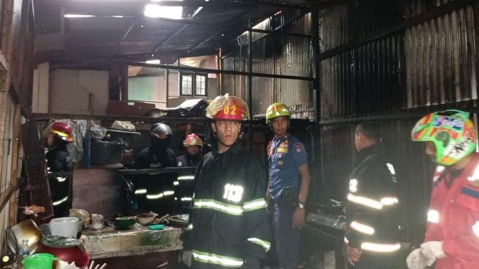 Kedai Lontong Kebakaran Gegara Kompor Ditinggal Menyala 1 KEBAKARAN— Petugas Damkar melakukan pemadaman kebakaran kedai lontong di Kedai Jalan Zamrud Raya, Kelurahan Pengambiran Ampalu Nan XX, Kecamatan Lubuk Begalung.