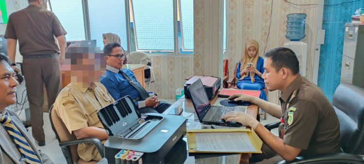 TERSANGKA DIPERIKSA— Penyidik Kejari Bukittinggi melakukan pemeriksana terhadap para tersangka kasus korupsi pengelolaan Gedung Pasar Atas Tahun Anggaran 2020 dan 2021.