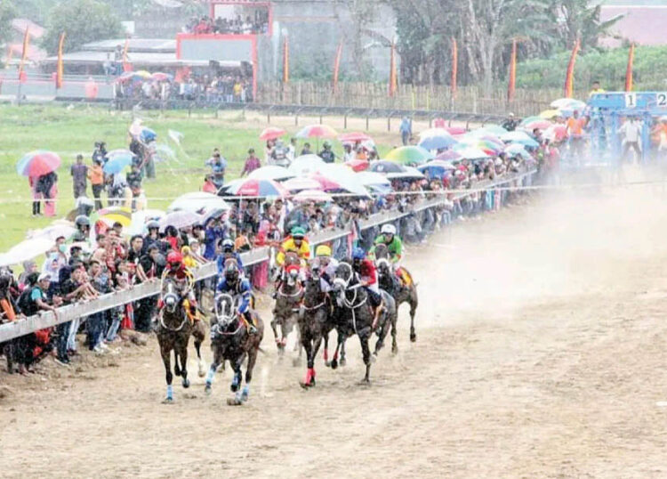 Kejuaraan Pacu Kuda Piala Gubernur, Beri Dampak Positif Ekonomi Warga Bukittinggi-Agam 1 PACU KUDA— Warga Kota Bukittinggi dan Agam serta daerah lainnya, antusias menyaksikan kejuaraan Pacu Kuda Piala Gubernur Sumbar yang dihelat di Gelanggang Bukit Ambacang, Sabtu (21/10).