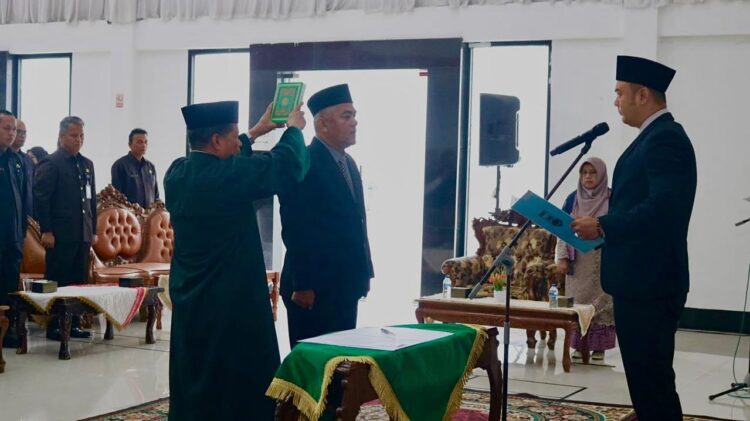 PELANTIKAN— Bupati Sijunjung  Benny Dwifa melantik Kepala BKAD Endi Nazir sebagai Pj Sekda, Senin (16/10).