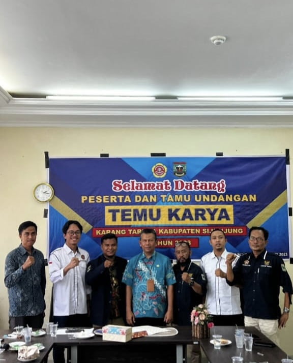 Temu Karya Karang Taruna, Iqbal Musa Dipercaya jadi Ketua Karang Taruna Kabupaten Sijunjung 1 BERSAMA—Ketua terpilih Iqbal Musa foto bersama dengan Kepala Dinas Sosial, Pemberdayaan Perempuan dan Perlindungan Anak, Yofritas, Sekretaris Karang Taruna Provinsi Sumbar, Taufiqqurrahman, para peserta Temu Karya perwakilan Karang Taruna dari delapan Kecamatan di Kabupaten Sijunjung.