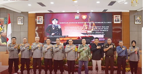 Dukung Pemilu Serentak 2024, Hamdan: Perlu Sinergitas KPU, Bawaslu, Kepolisan dan Kejaksaan 1 SEMINAR— Polda Sumbar menyelenggarakan seminar dalam menangani perkara pelanggaran dan tindak pidana pemilu damai serentak tahun 2024 yang bertempat di Lantai 4 Mapolda Sumbar, Rabu (18/10).
