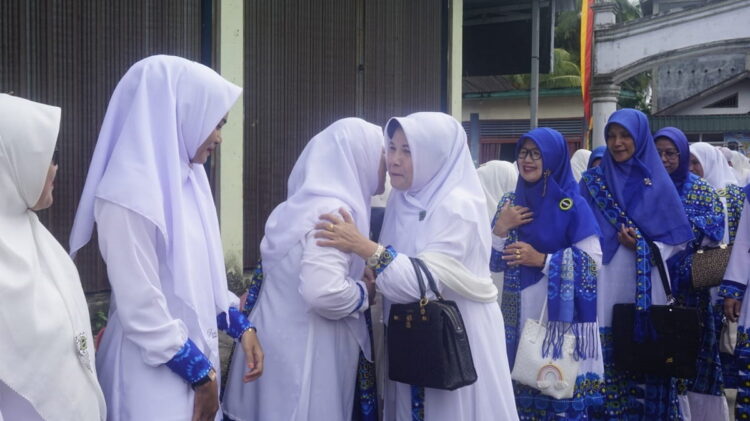 Imbauan Ketua BKMT Pasbar, Jaga Kekompakan dan Jalin Ukhuwah Islamiah 1 PERTEMUAN BKMT— Ketua Badan Kontak Majelis Taklim (BKMT) Kabupaten Pasaman Barat (Pasbar) Titi Hamsuardi menghadiri pertemuan gabungan BKMT Pasaman Barat.