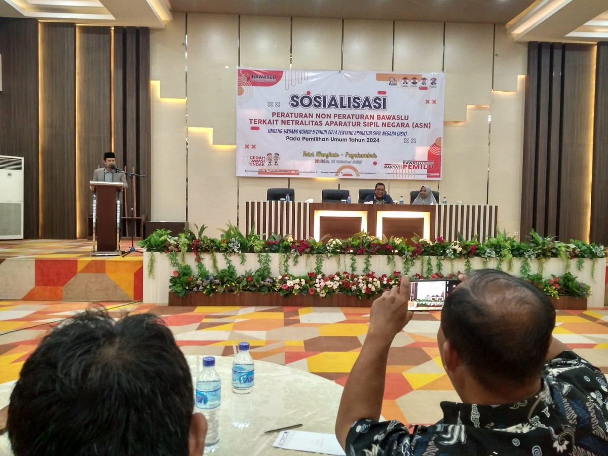 Ketua Bawaslu Lima Puluh Kota Yoriza Asra saat membuka acara sosialisasi