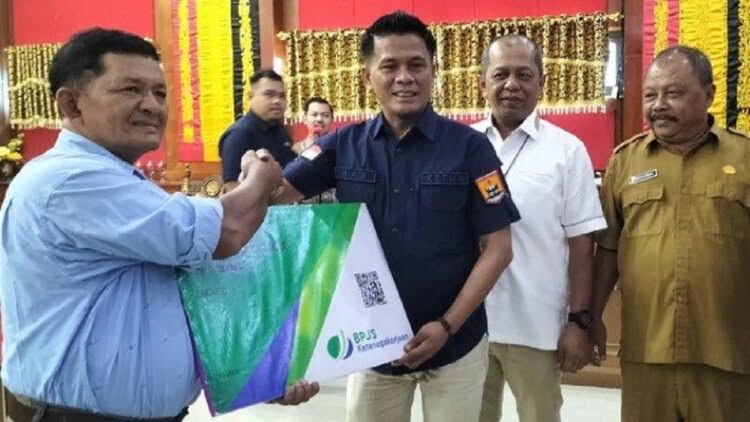 SALURKAN DANA POKIR— Ketua DPRD Kota Pariaman Harpen Agus Bulyandi salurkan dana pokok pikiran (pokir) untuk biayai 110 ribu BPJS Ketenagakerjaan para pencari nafkah di Pariaman