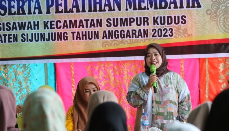 Ketua Dekranasda Kabupaten Sijunjung Ny. Riri Benny Dwifa. berikan arahan saat pembukaan