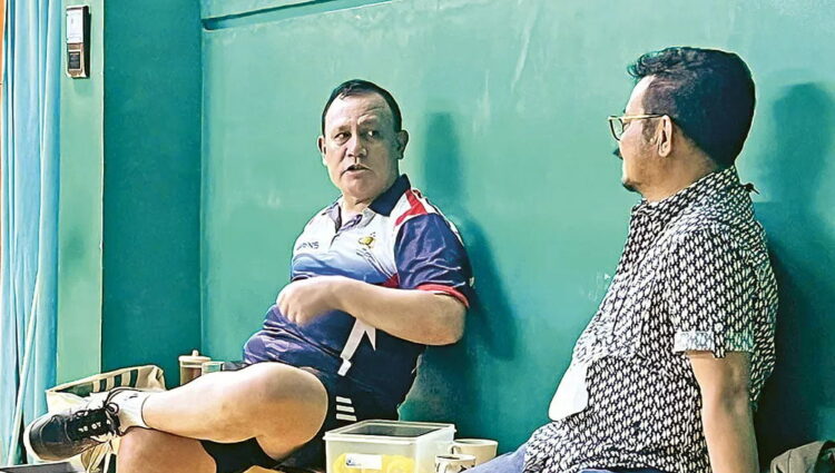 JADI SOROTAN— Ketua KPK Firli Bahuri dan Syahrul Yasin Limpo bertemu di lapangan bulu tangkis.