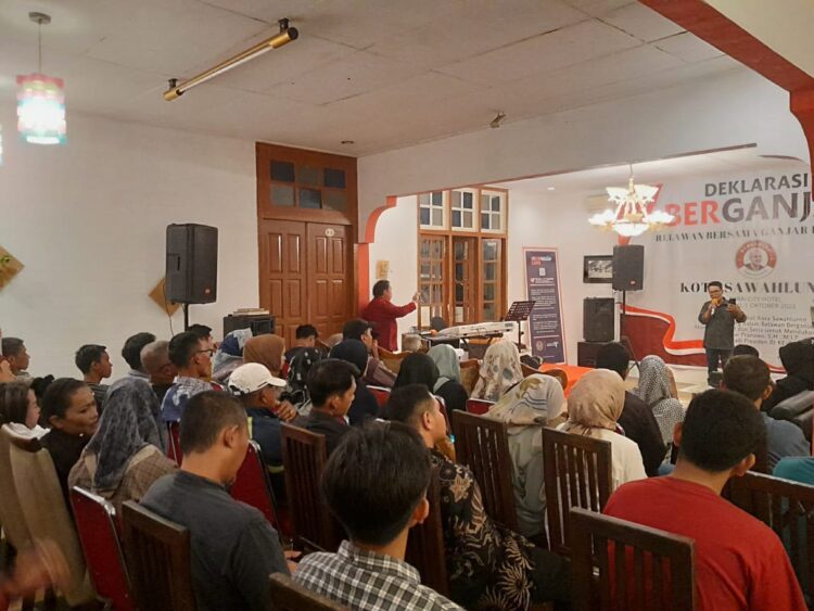 Ratusan Relawan Ganjar Pranowo, Deklarasi Siap Dukung Kemenangan Calon Presiden 1 PIDATO—Ketua Koordinator Berganjar Kota Sawahlunto Amin Pratikno berpidato terkait loyalitas Berganjar terhadap kemenangan Ganjar Pranowo pada Pilpres tahun 2024.