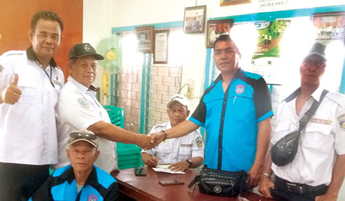 BANTUAN— Ketua PUK SPTI-SPSI Telukbayur Yonismon, didampingi Sekretaris Hendrizon, Bendahara  Endra, menyerahkan bantuan kepada salah seorang anggota yang sakit, Senin (23/10).