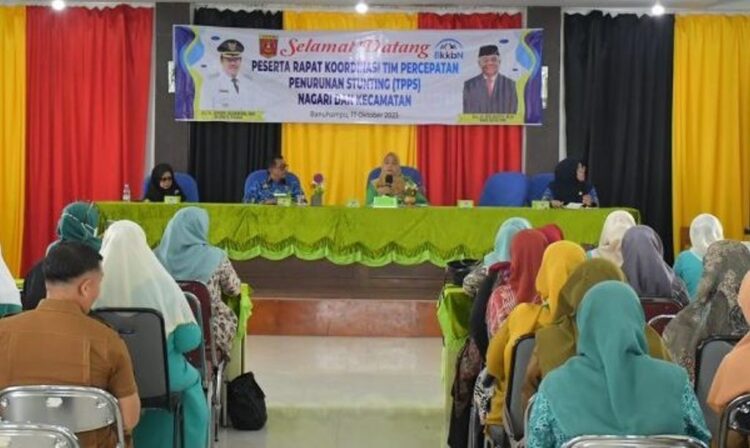 NARASUMBER— Ketua TP-PKK Agam, Ny Yenni Andri Warman menjadi narasumber pada Rakor Tim Percepatan Penurunan Stunting (TPPS) Kecamatan dan Nagari di Aula Kantor Wali Nagari Ladang Laweh, Kecamatan Banuhampu, Selasa (17/10).