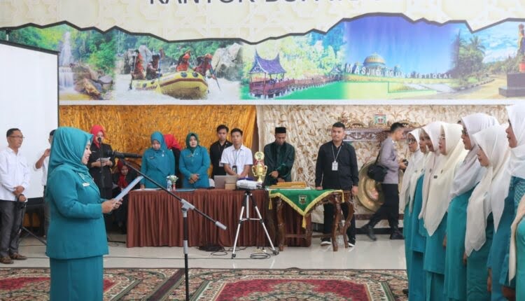 Delapan Pejabat TP-PKK Nagari Dilantik, Riri Benny: Kembangkan Inovasi sesuai Potensi yang Ada 1 LANTIK—Ketua TP-PKK Sijunjung, Ny. Riri Benny Dwifa melantik delapan orang Penjabat (Pj) Ketua TP-PKK Nagari di daerah itu.