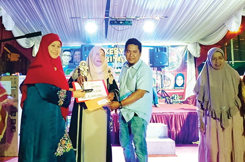 Sambut HUT RI ke-78 dan Hari Sumpah Pemuda ke-95 Tahun, Pemuda dan Pemudi Kelurahan Banuaran Nan XX Gelar Perlombaan 1 SERAHKAN HADIAH— Ketua TP-PKK Sumatera Barat, Harneli Bahar menyerahkan hadiah juara lomba Asmaul Husna didampingi Ketua Pemuda Kelurahan Banuaran Nan XX ,Febrian (Nef).