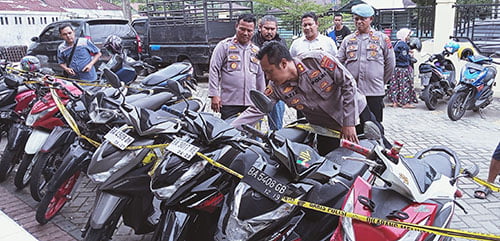 CURANMOR— Kapolres Pariaman, AKBP Abdul Aziz memperlihatkan barang bukti belasan sepeda motor hasil curian pelaku Ucok dan Hen.