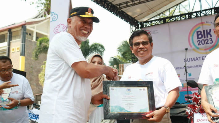 Kota dengan Akses Keuangan Terbaik di Sumbar, Pemko Bukittinggi Terima Penghargaan OJK 1 SERAHKAN PENGHARGAAN— Gubernur Sumbar menyerahkan penghargaan dari OJK Sumbar diterima oleh Sekda Bukittinggi Martias Wanto, pada peringatan acara puncak BIK Provinsi Sumbar tahun 2023, di halaman kantor Gubernur Sumbar, Minggu (29/10).