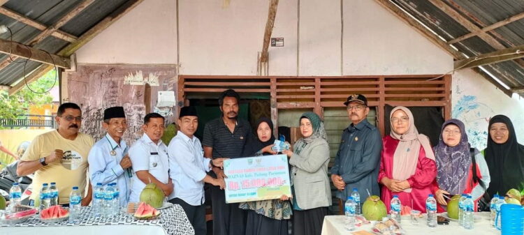 Bedah Rumah Tak Layak Huni, Ketua TP PKK Serahkan Bantuan Rp 15 Juta 1 BANTUAN BEDAH RUMAH— Ketua TP PKK Padangpariaman, Ny. Yusrita Suhatri Bur, menyerahkan dana bantuan bedah rumah tidak layak huni dari Badan Amil Zakat Nasional (Baznas) kepada keluarga Fitriani di Korong Kampuang Tangah, Nagari Padang Bintungan, Kecamatan Nan Sabari.