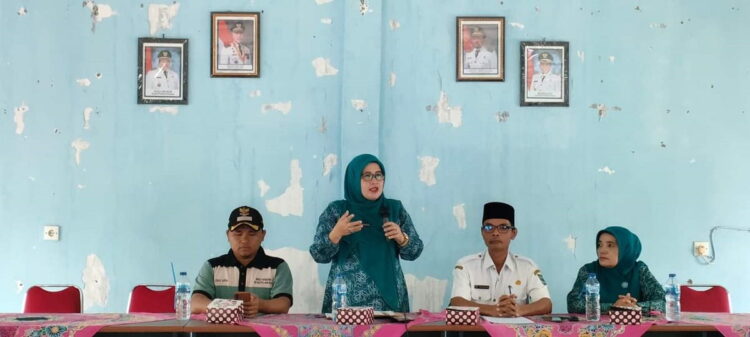 SAMBUTAN—Ketua TP PKK PadangPariaman, Ny. Yusrita Suhatri Bur saat berikan sambutan pada acara workshop tertib administrasi dan pelaksanaan gerakan 10 program pokok PKK.