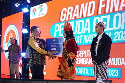 Laurencia De Richo Juara 2 Pemuda Pelopor Tingkat Nasional 1 TERIMA HADIAH— Pemuda Payakumbuh Laurencia De Richo saat menerima hadiah juara 2 pemuda pelopor tingkat nasional bidang pangan khusus randang.